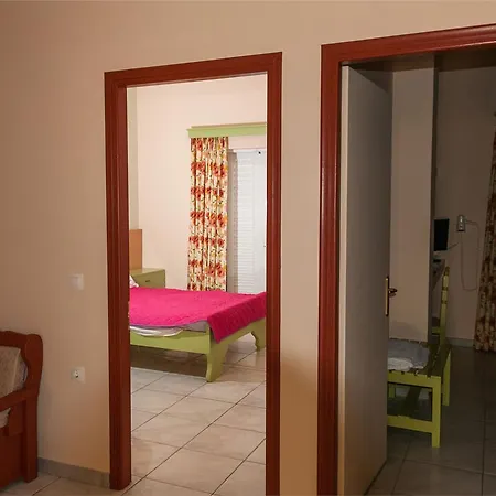Tom & John Center Aparthotel 4*