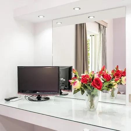 Aparthotel Tom & John Center 4*