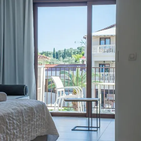 Lazaros Aparthotel 3*
