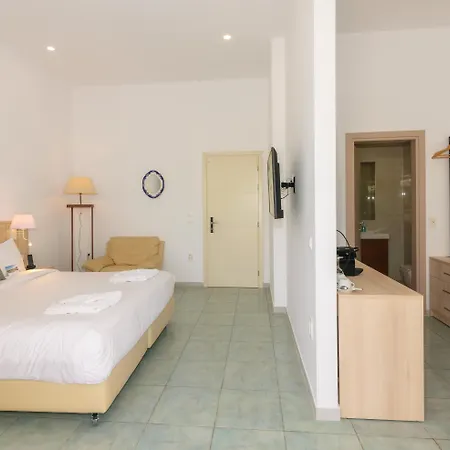 Iakinthos, Hotel