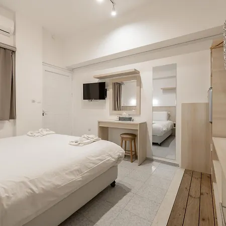 Iakinthos, Hotel
