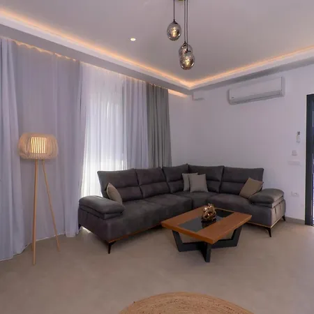 Diamond With Swimming Pool In Villa *