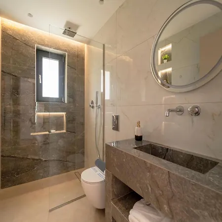 Diamond With Swimming Pool In Villa *