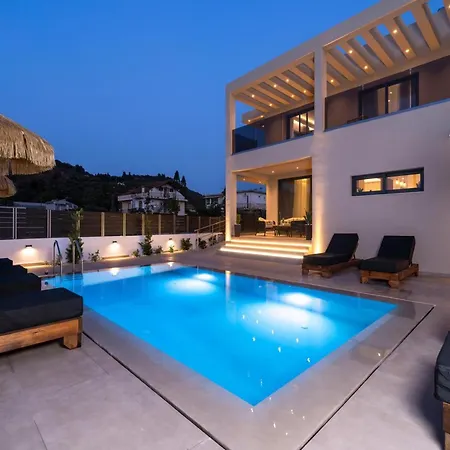 Villa Diamond With Swimming Pool In
