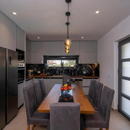 Villa Diamond With Swimming Pool In