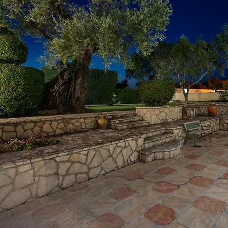 Tierra Verde, Luxury Retreat With 3 Acres Lush Garden