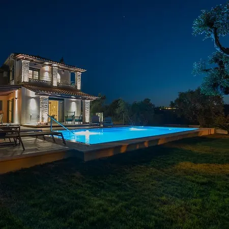 Tierra Verde, Luxury Retreat With 3 Acres Lush Garden