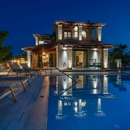 Villa Tierra Verde, Luxury Retreat With 3 Acres Lush Garden