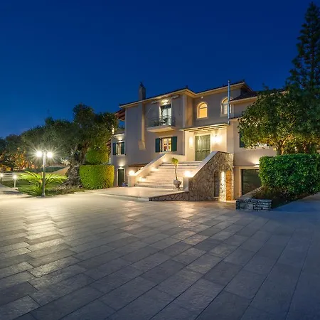 Villa Tierra Verde, Luxury Retreat With 3 Acres Lush Garden