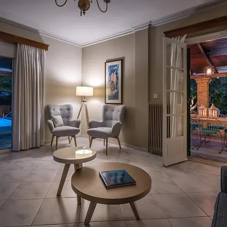 Tierra Verde, Luxury Retreat With 3 Acres Lush Garden