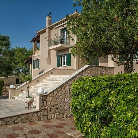 Villa Tierra Verde, Luxury Retreat With 3 Acres Lush Garden